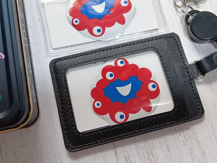 透明なパスケースだから、裏表どっちも使えちゃいます!普通のパスケースでも、可愛い手作りミャクミャクグッズになりますよ!