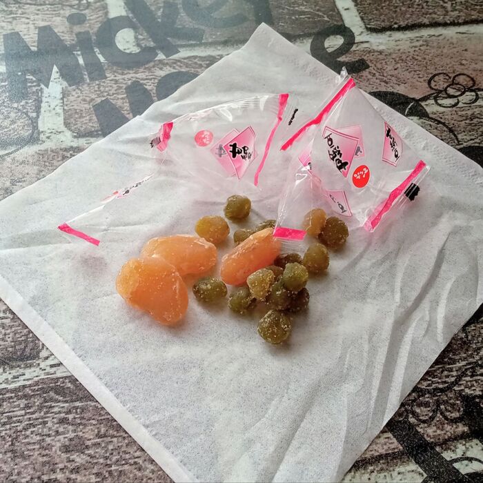 夜勤中、小腹が空いた時にはティッシュに開けて食べてるけど