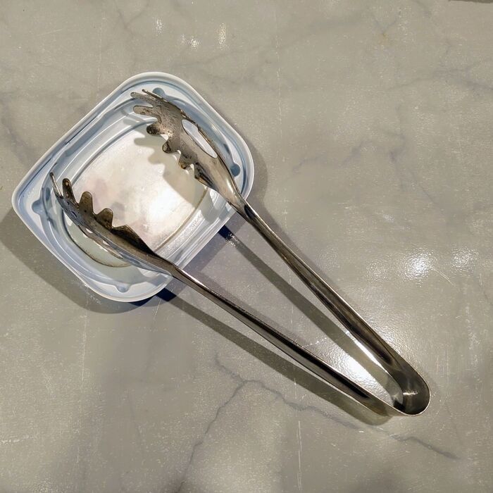 更に、調理中のトングを置いたり