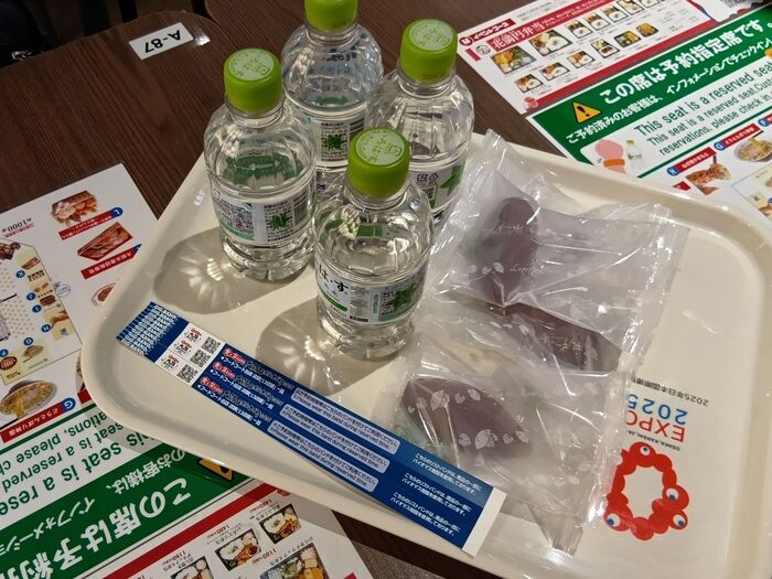さらに、お得なのが、1座席予約につき、特典のいろはす(340ml)×1本 + オリジナルグッズ付きな所!