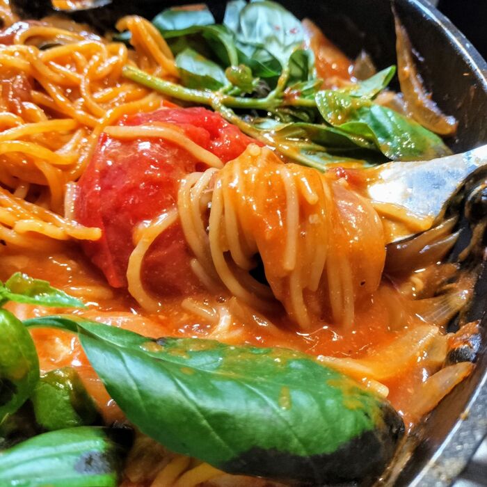 フライパンで濃厚チーズナポリタン!お好みで爽やかなフレッシュナポリタンとして楽しんでも!