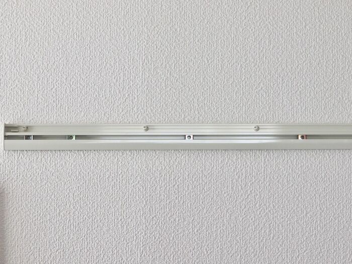 石膏ボードにピンで取りつけ簡単!安全荷重は5kgまで