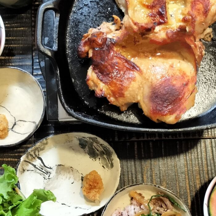 簡単!風味豊かな旨辛味噌ダレ!万能ダレ!グリルチキンやサラダにつけたり、チキンチャーハンにも!