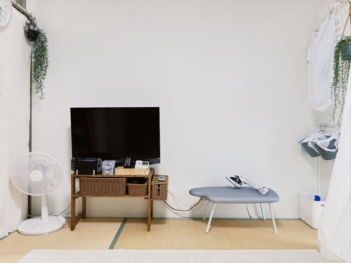 反対側にはテレビとアイロンスペース