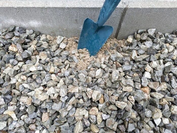 庭に穴を掘って、家庭菜園始めました!!