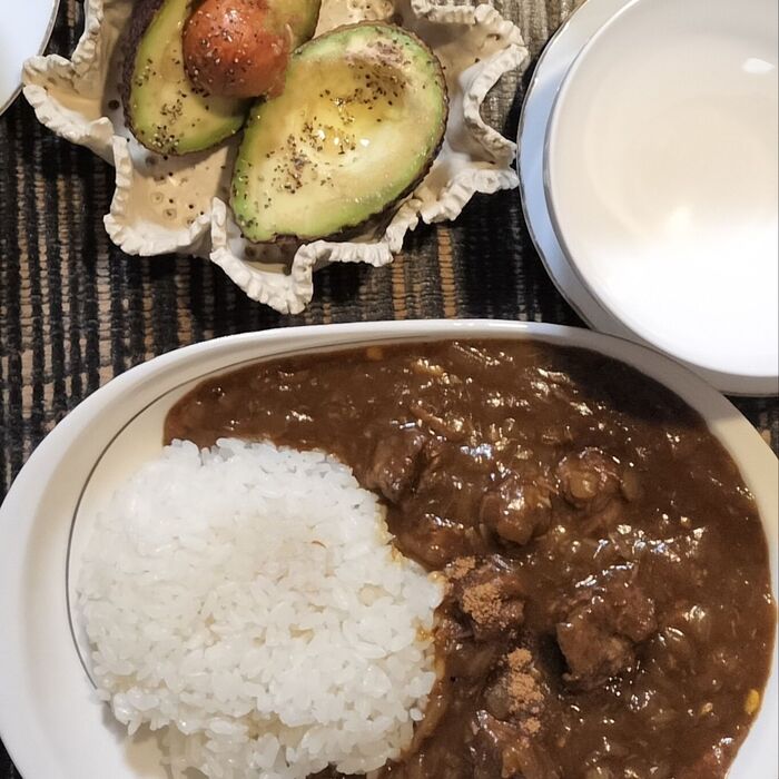 柔らかくホロホロ食感の牛すじ赤身が旨味たっぷり!コク旨カレー!