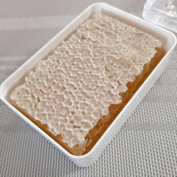 まるごと蜂の巣のハチミツでローヤルゼリーもゲット!