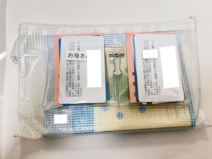 取り出しやすさ重視!母子手帳も診察券もサッと出し入れできる100均ポーチの活用法