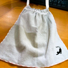 使い古しのハンドタオルに紐を通して簡単よだれかけ!