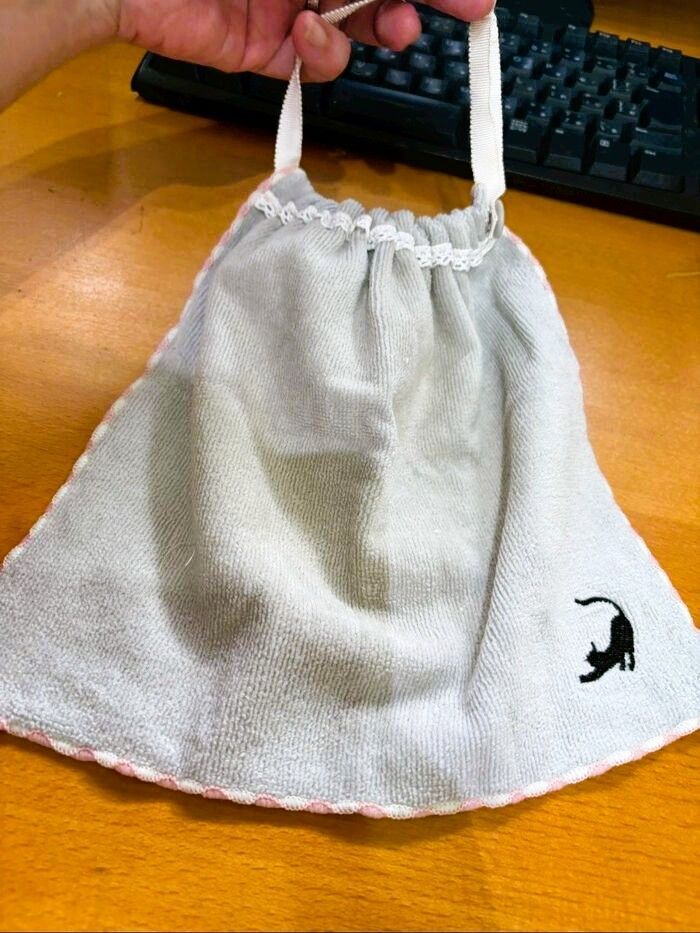 使い古しのハンドタオルに紐を通して簡単よだれかけ!