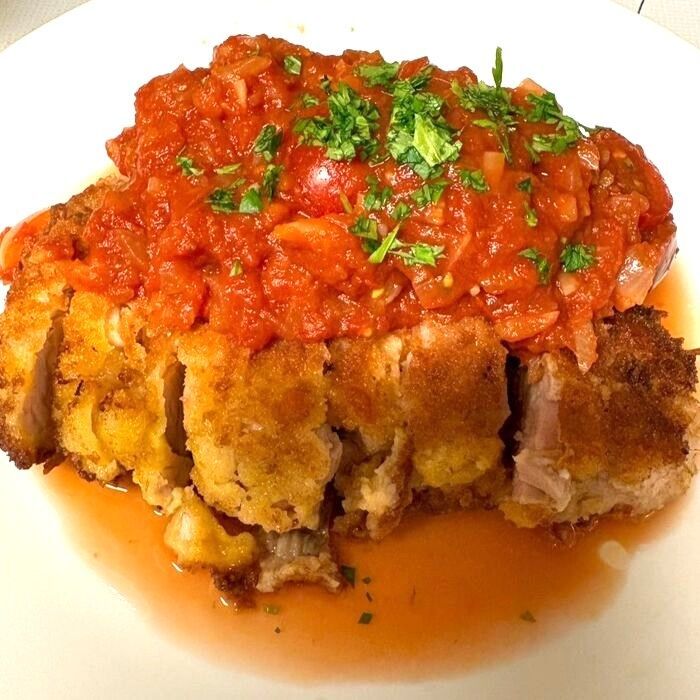 サクふわ〈チキンのパン粉つけ焼き〉生のトマトソースがけ