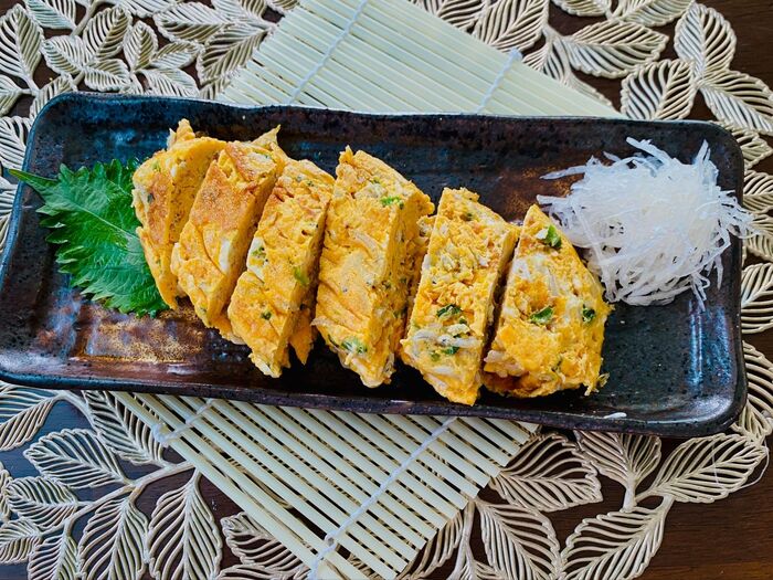混ぜて焼くだけ!お弁当にも嬉しい!「青葱としらすの卵焼き」