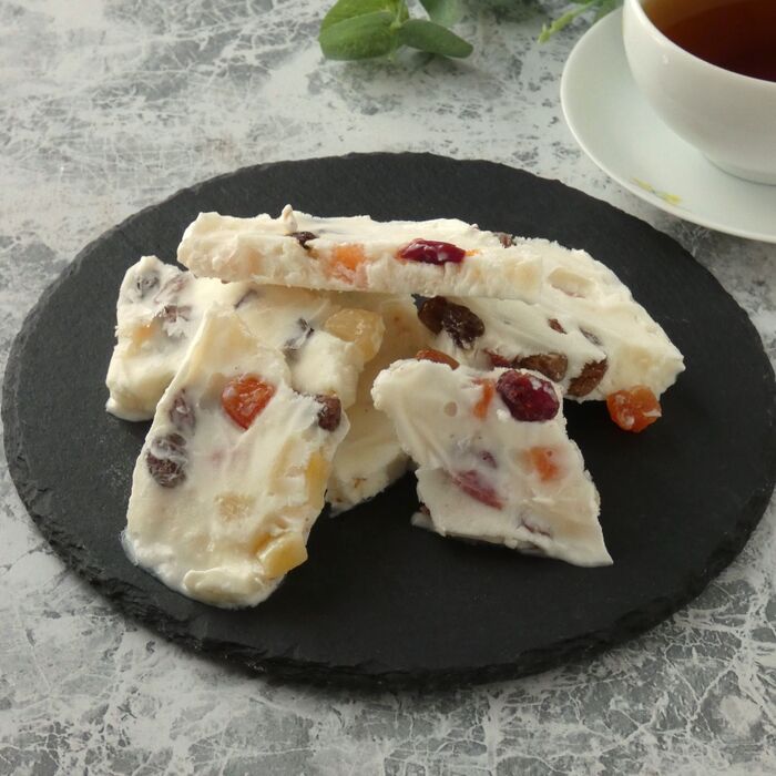 材料3つを混ぜるだけ!「ドライフルーツのヨーグルトバーク」