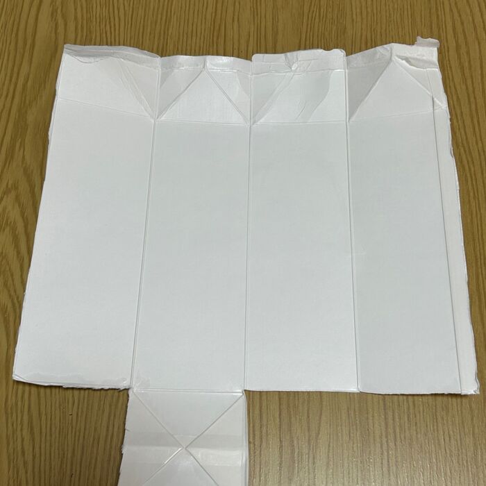 ①牛乳パックをハサミで開きます