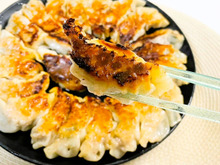 【家事ヤロウ!!!】和田明日香さんの「餃子をジューシーに仕上げるコツ」が大・大・大好評!そのまま食べても美味しい意外な理由とは!?
