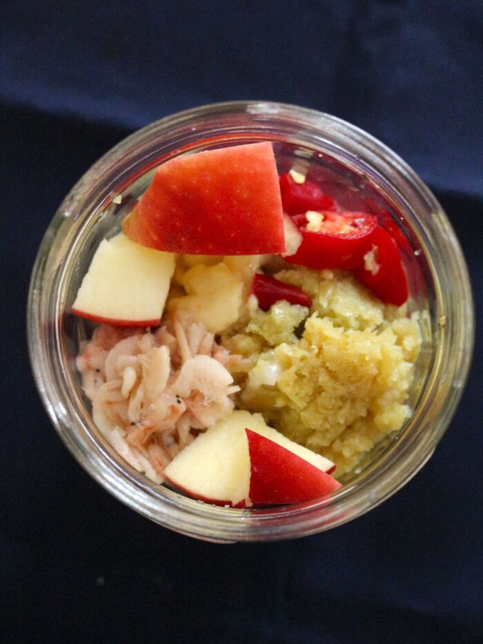 ヤンニョム:材料をミキサーする。