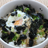 【海藻でミネラル補給~夏休みの簡単朝ごはん】味付け海苔で温玉丼