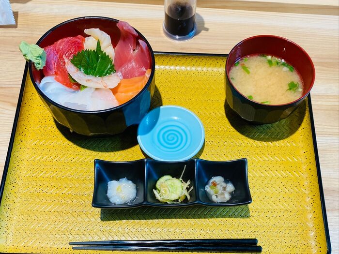 ひと味違う!新鮮で美味しい潮目の海鮮丼!お値段もお手軽〜