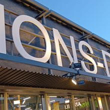 【関西万博】気楽に訪問!コモンズ-D!カラフル小物・アクセサリーの宝庫!巨大ピンク岩塩も見逃せない!