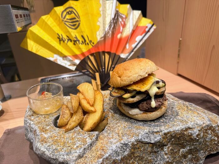 米ぬかを活かしたサステナブルバンズ!行列ハンバーグ店『神戸赤ふじ』の「和牛くいだおれバーガー」