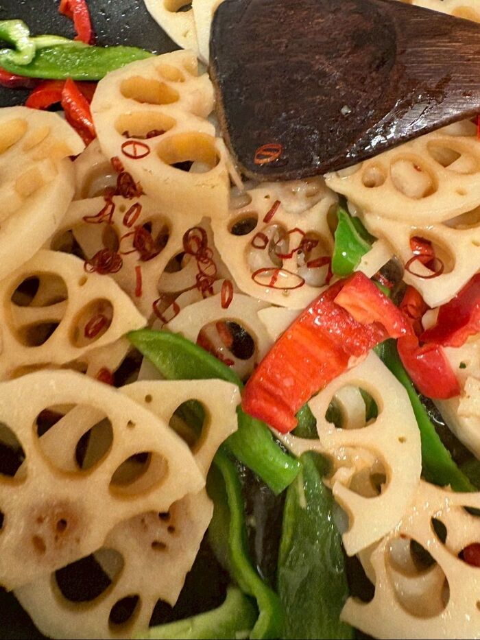 ちょっとピリッとさせたくて赤唐辛子の輪切りを散らして炒めました。