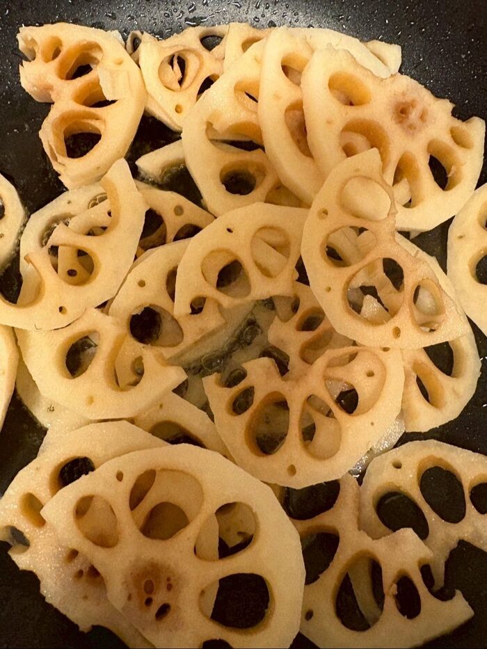 蓮根は皮を剥き半分にしてから薄く切って油で炒めました。