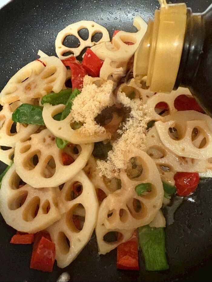 砂糖と醤油を加えて良く炒め合わせます。