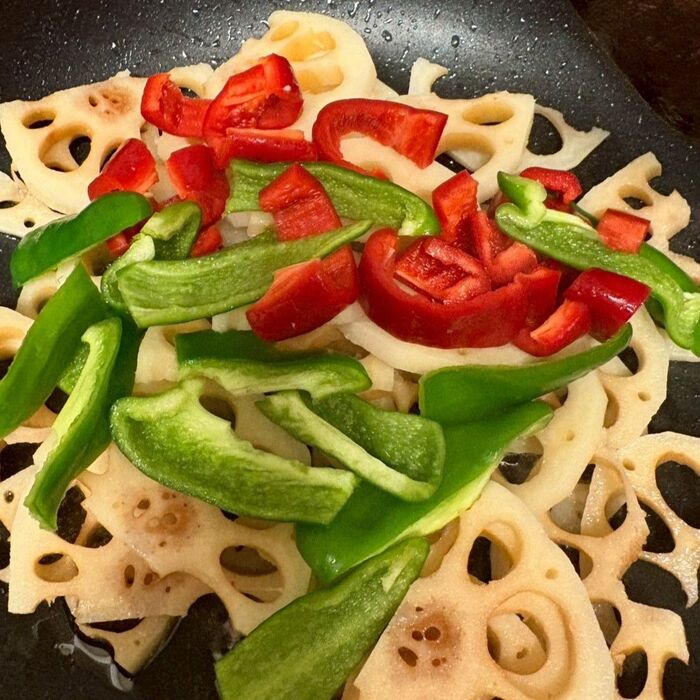 ピーマンも加えて炒め合わせます。