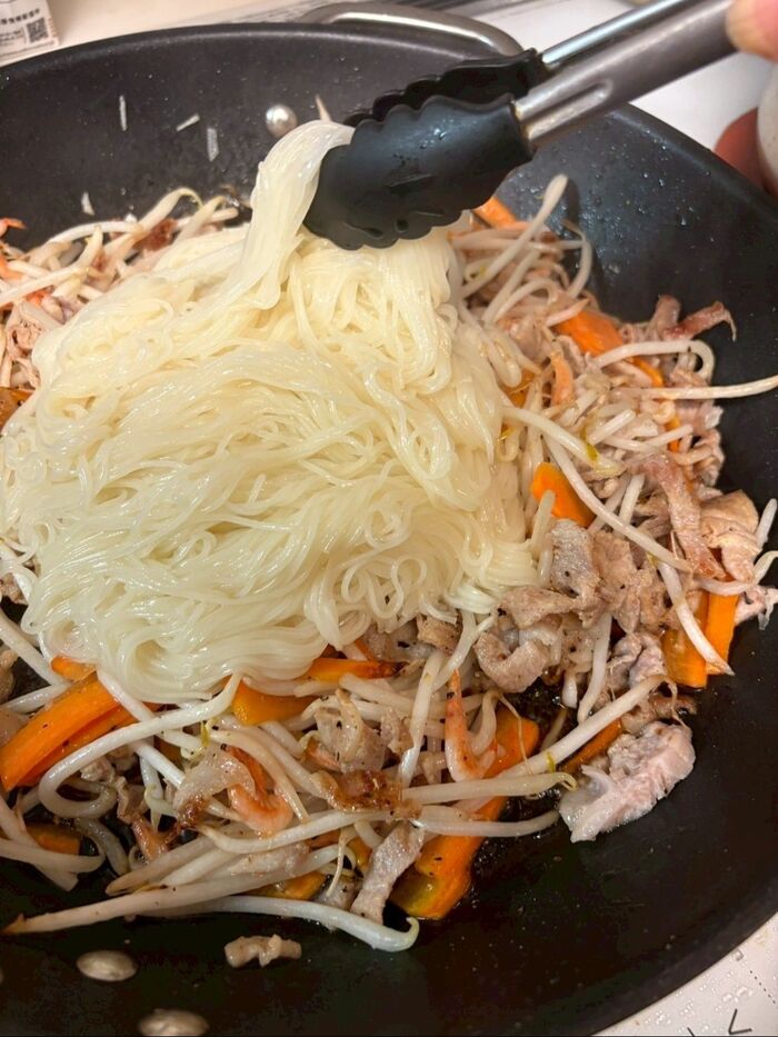 そうめんは水ですすがないで、鍋からそのまま加えます。