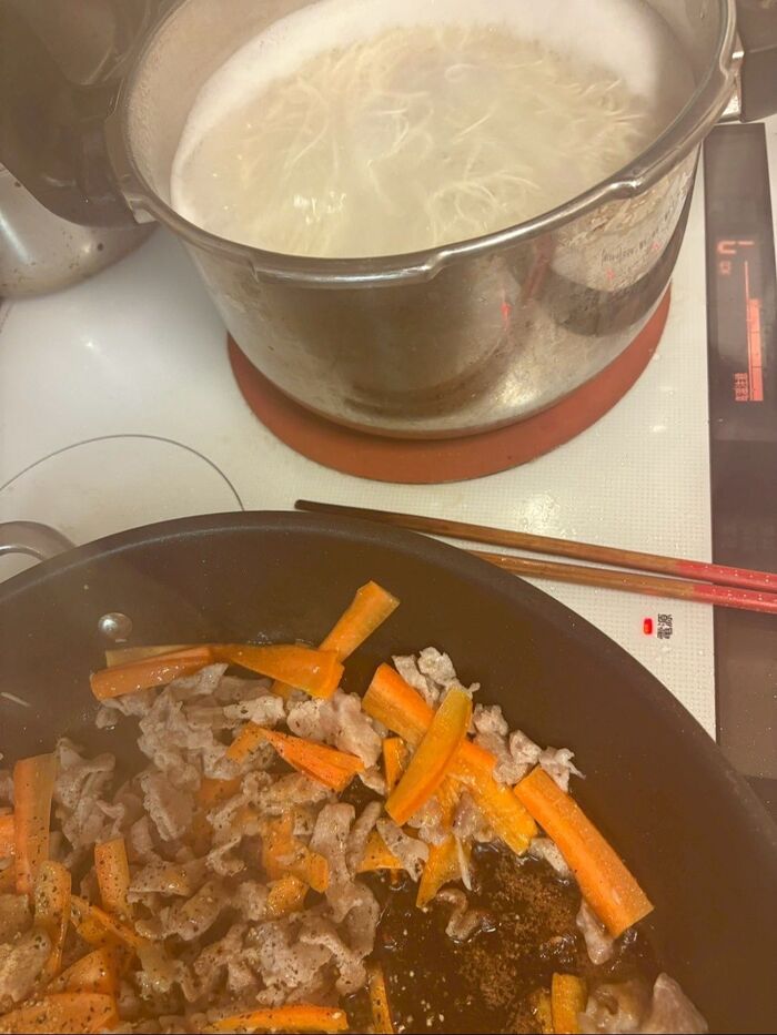 この頃となりではそうめんを茹でています。