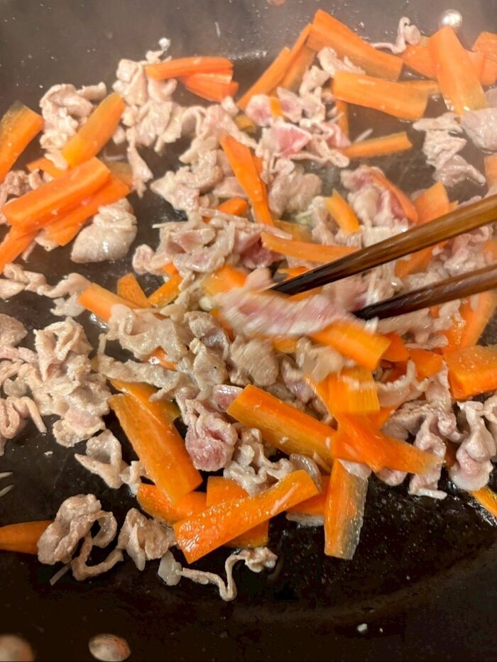 最初に<豚肉、人参、にんにく>を炒めます。