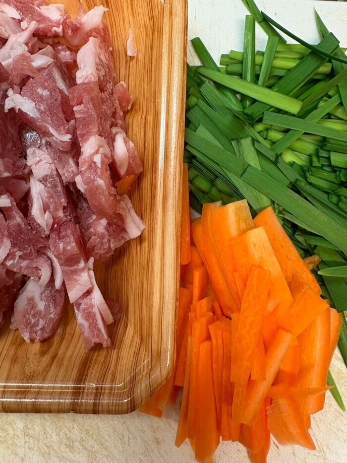 豚肉、人参、にんにく、ニラ、はそれぞれお好みの大きさに刻んでおきます。