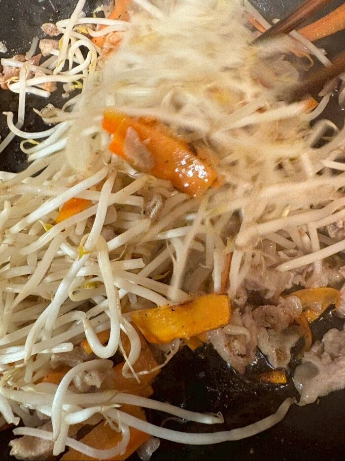 もやし投入!手早く混ぜ合わせます。