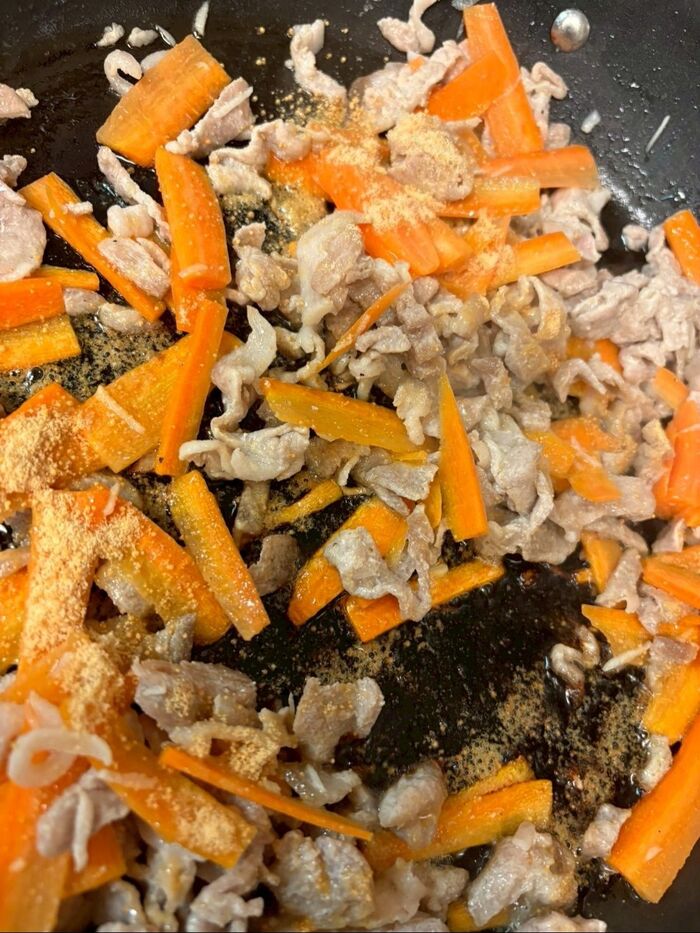 ブラックペパーと中華だしで味を付けます!