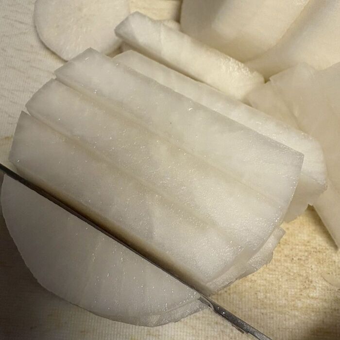 大根は皮を剥き、1cmくらいの輪切りにしてから細長く切りました。