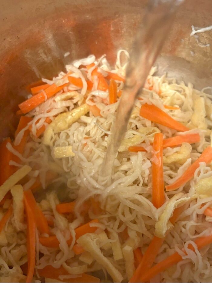 ひたひたぐらいに水又はお湯を入れます。