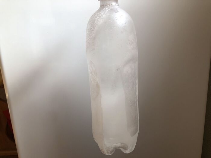 〈水をペットボトルを凍らせる〉
