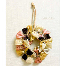 接着剤がない… そうだ、タイをねじって留めればイイ◎リボンリースが完成!