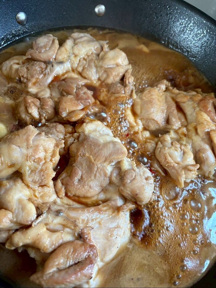 醤油とみりんを加えて軽く煮詰めます