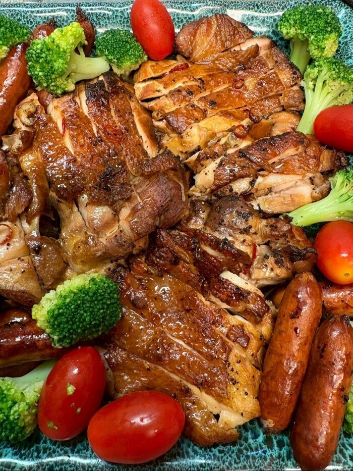 切ってからトマト、ブロッコリーと一緒にお皿に盛りました