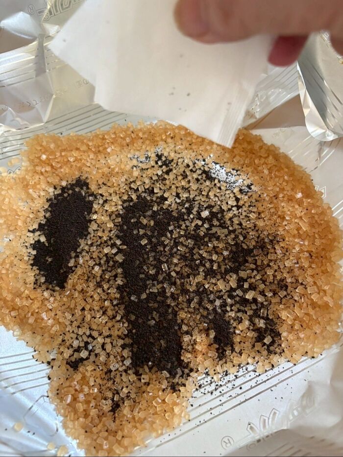 フライパンにホイルを二重に敷いて、ザラメとティーバックの紅茶を入れます