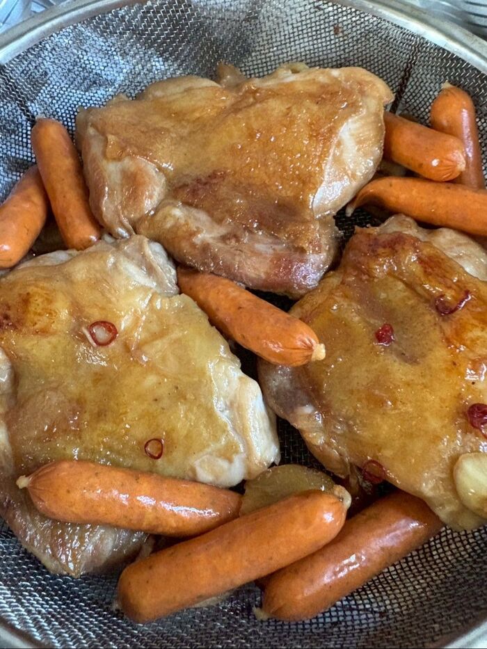 下煮をしたモモ肉と、買い置きのチョリソーも乗せました!