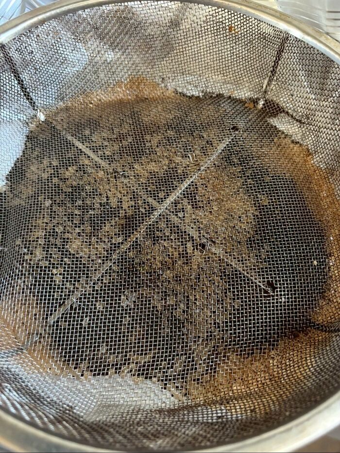 金属製の平らなザルか網を乗せます