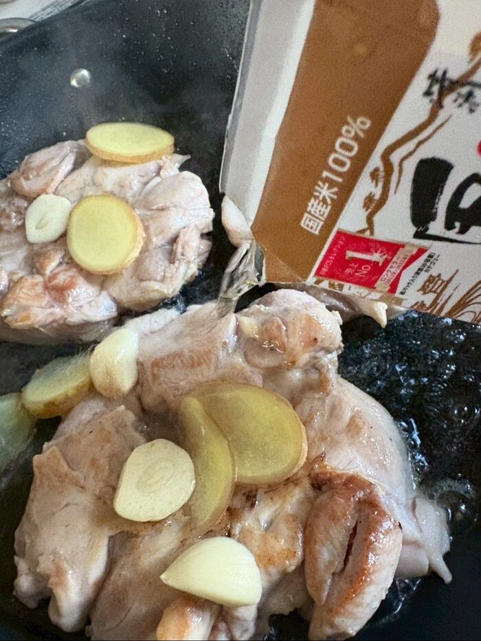 日本酒をたっぷりかけて、ふたをして蒸します