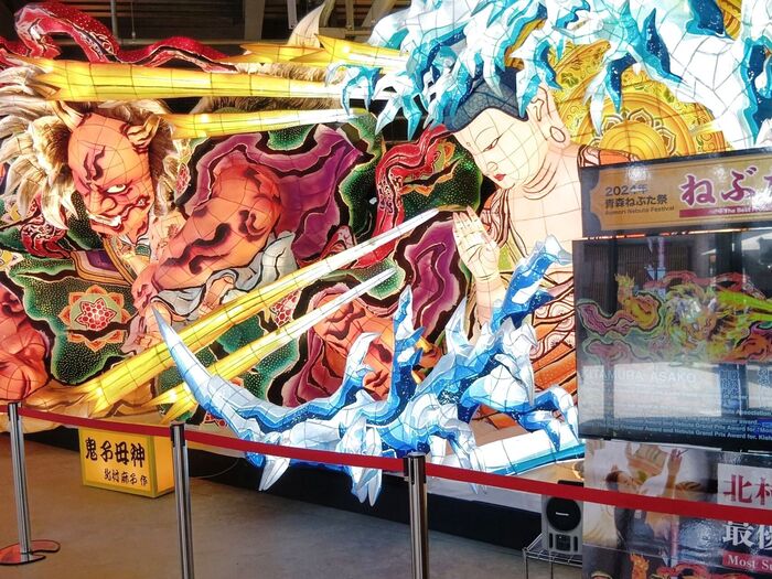 大阪グルメが集まる大きなフードコート内にあります