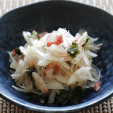 【残暑も海藻でミネラル補給~海苔を使った簡単料理】オニオンスライス梅のり和え