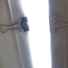「カーテンすき間防止専用クリップ」を、ダブルクリップと強力磁石で代用!