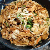 極太平打ち麺!コク旨!香ばしいにんにく海鮮ソース焼きそば!もちもち麺!