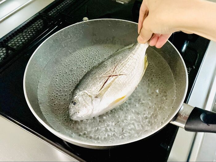 【美味しい魚は湯で煮る】目ウロコな調理法に「魚を買うペース上がりそう!」「ふんわりやわらか」