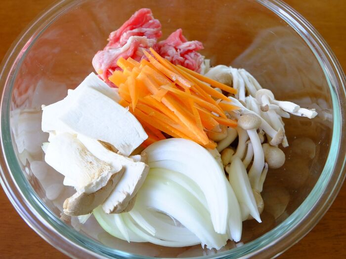 ②ボウルに具材、つけだれの材料を全て入れる